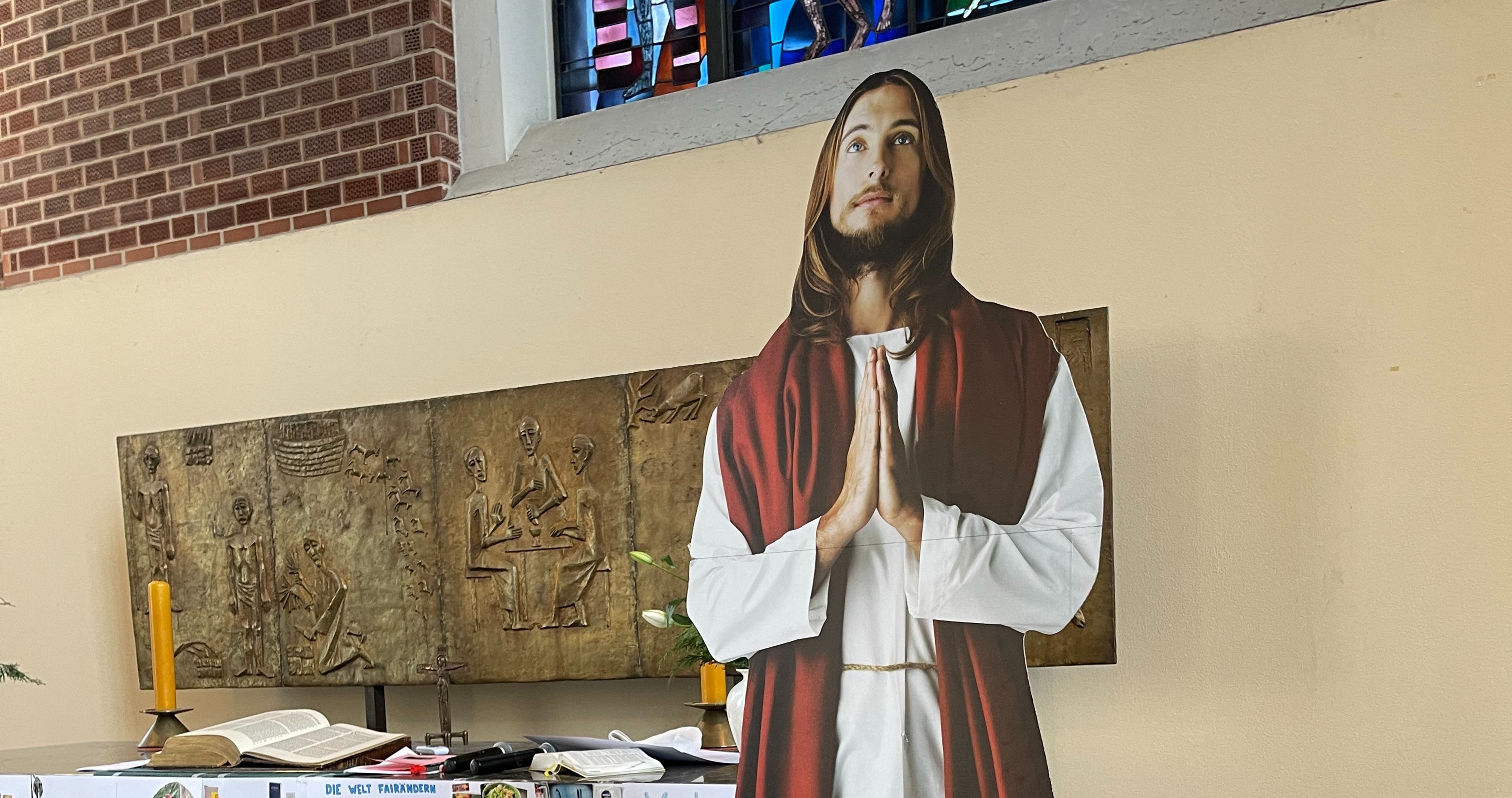 Pappaufsteller eines Jesus-Fotos vor dem Altar der Heilandskirche