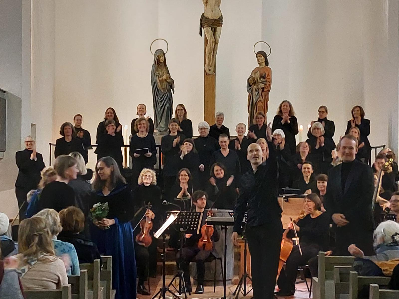 Kantor Tobias Koriath vor dem Orchester und Chor